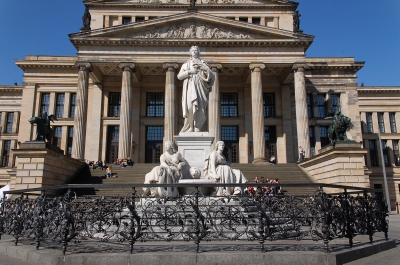 Konzerthaus mit Schillerdenkmal in Querformat