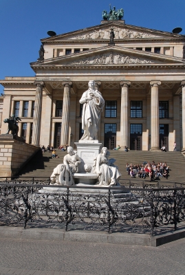 Konzerthaus mit Schillerdenkmal in Hochformat