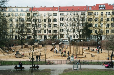 Kinderspielplatz im Frühling