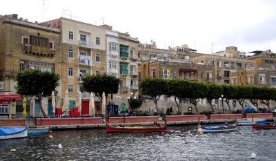 Wassertaxis in einer Bucht vor Valletta
