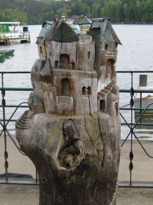 Burg aus Holz geschnitzt.