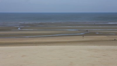 Der Strand in Oostduinkerke Belgien bei Ebbe