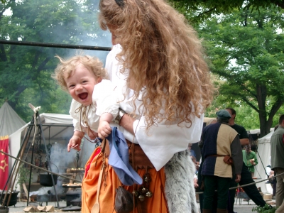 Lachendes Kind im Mittelalter