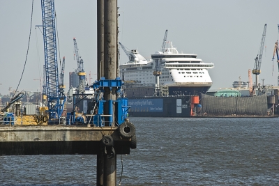 Hafenbild Schiff im Dock