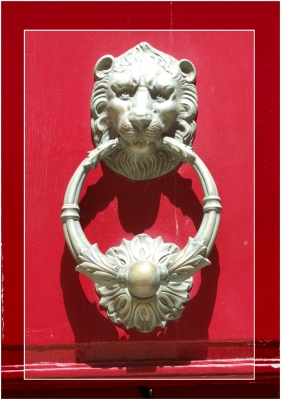 Rote Tür mit Löwenkopf
