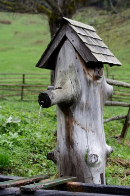 Brunnen aus Holz..