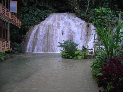 hauseigener Wasserfall auf Jamaica