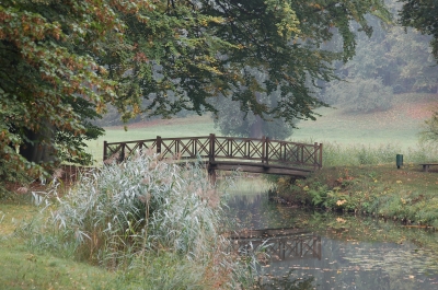 Holzbrücke im Park