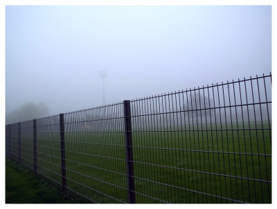 Zaun im Nebel