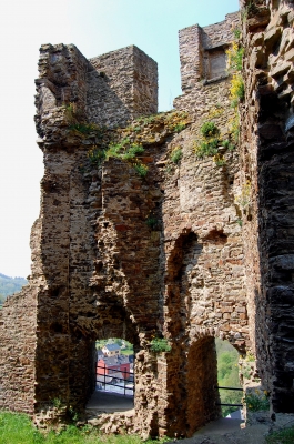 Innenansichten Burgruine Löwenburg zu Monreal in der Eifel