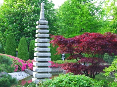 Japanischer Garten mit Statue