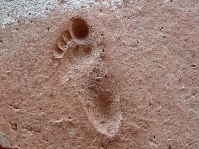 Fußabdruck eines Kindes in römischem Ziegel
