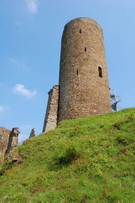Burgturm der Löwenburg zu Monreal in der Eifel