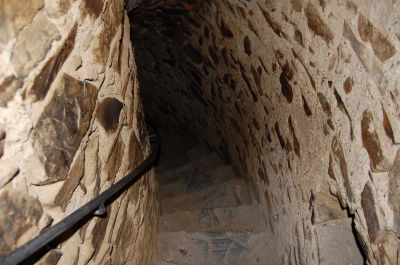 Historische Stufen im Burgturm der Löwenburg zu Monreal (Eifel)