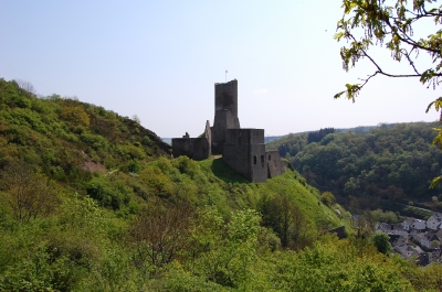 Blick auf die Burgruine Löwenburg zu Monreal in der Eifel