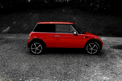Mini Cooper schwarz weiß und rot