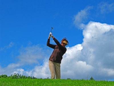 Golferin beim Abschlag
