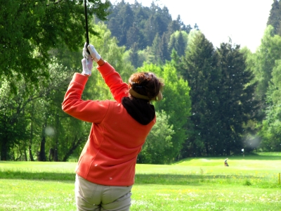Golferin beim Abschlag_2