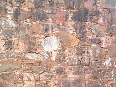 Struktur: rötliche Gebäudemauer