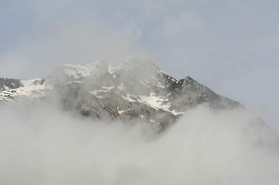 Grimming im Nebel die Bergspitze