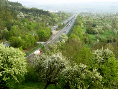 Autobahn im Frühlingsland
