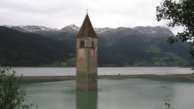 Kirchturmspitze im Wasser