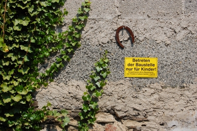 Betreten der Baustelle nur für Kinder!