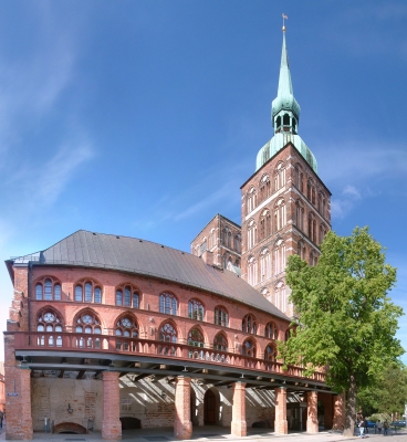 Rathaus Stralsund mit Nikolaikirche