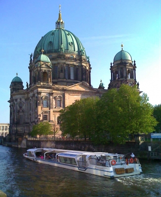 Berliner Dom mit Schiff