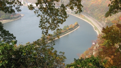 Blick vom Loreley-Felsen auf den Rhein