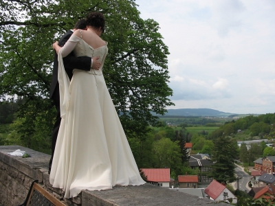 Hochzeitstanz auf der Schlossmauer