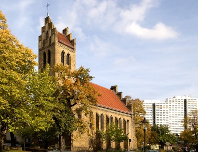 Alte Dorfkirche neben Hochhäusern in Marzahn