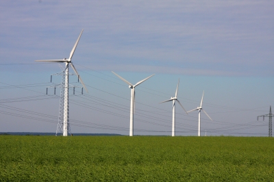 Strommasten & Windkraft in der freien Natur