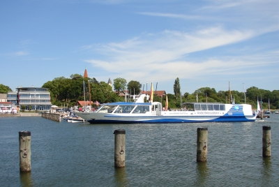 Panoramaschiff im Hafen Altefähr