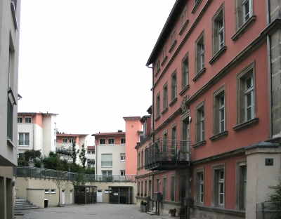 moderne Häuser und Hof in Erlangen