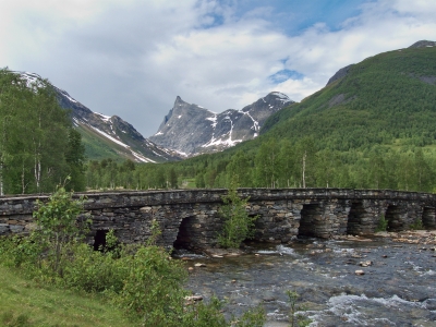 Hornindalsrokken mit alter Brücke