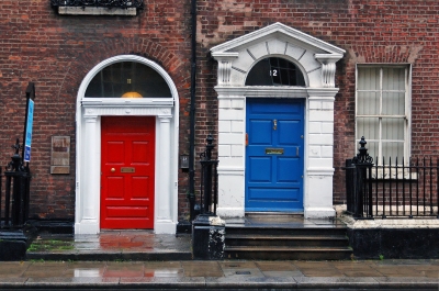 Dubliner Türen bei Regen