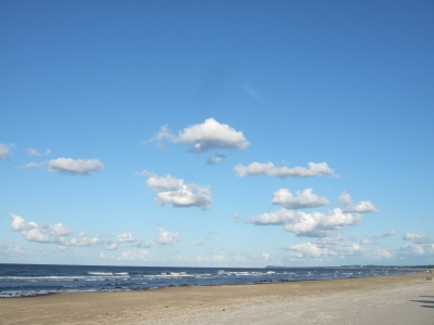 Wolken, Meer und Strand