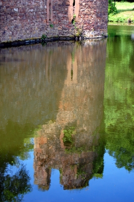 Wasserburg Veynau in der Eifel, Turmspiegelung