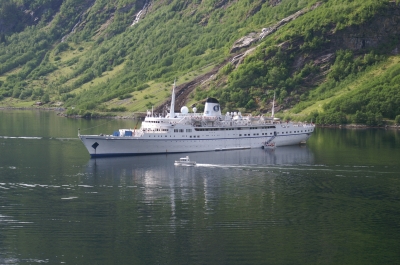 Kreuzfahrtschiff im Geiranger Fjord