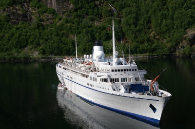 Kreuzfahrtschiff im Geiranger Fjord 3