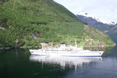 Kreuzfahrtschiff  im Geiranger Fjord 4