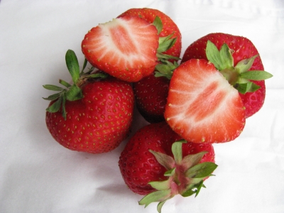 Vier Erdbeeren + 2 Hälften