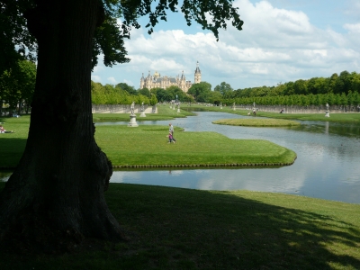 Schlosspark mit Schweriner Schloss auf BUGA 2009