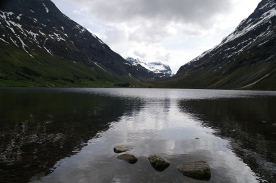 An einem Bergsee in Norwegen
