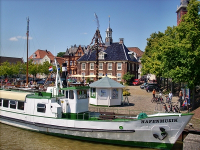 Die historische Waage am Hafen in Leer