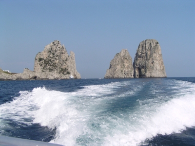 Rasante Bootsfahrt bei Capri
