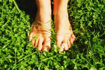 Füße auf der grünen Wiese