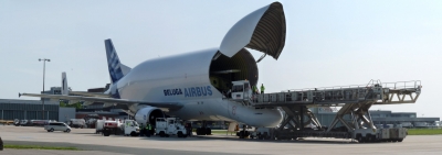 Beladung des Airbus Beluga 1