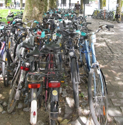 Fahrräder vor dem Bahnhof in Gent ( Belgien )